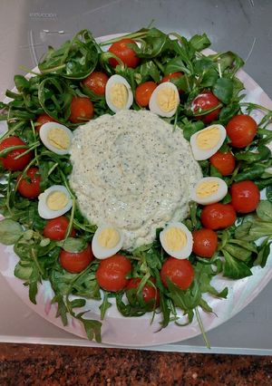 Una foto de Ensalada de canónigos, rúcula y queso de burrata
