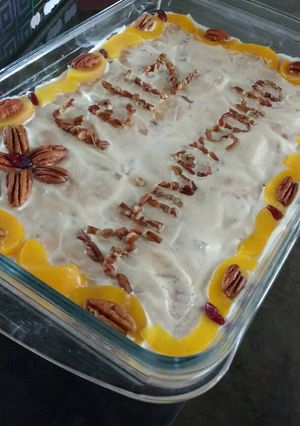 Una foto de Carlota de limón con nueces y durazno