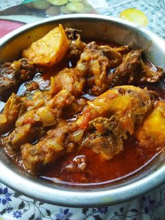 আলু দিয়ে চিকেনের ঝোল রেসিপির প্রধান ছবি