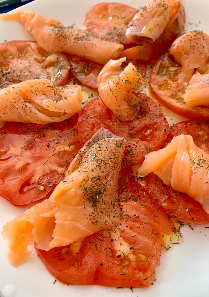 Una foto de Tomates con salmón ahumado