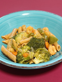 Una foto de Pasta corta con gambas y brócoli