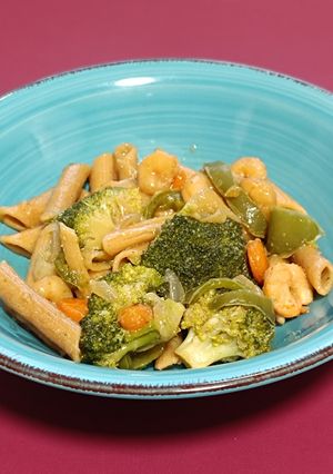 Una foto de Pasta corta con gambas y brócoli