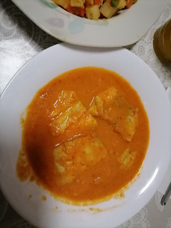 Una foto de Curry de pescado y langostinos