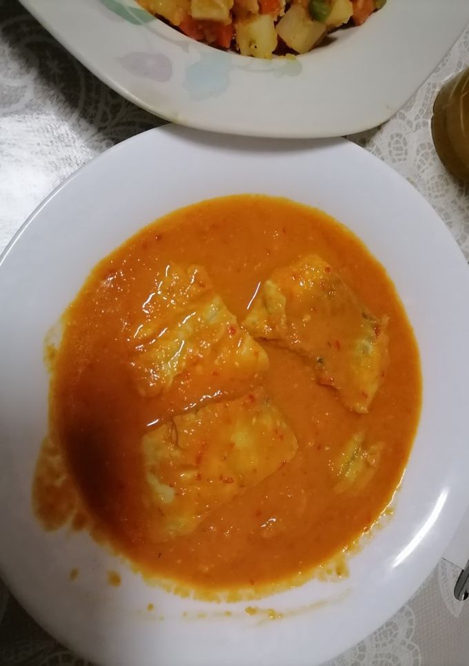 Una foto de Curry de pescado y langostinos