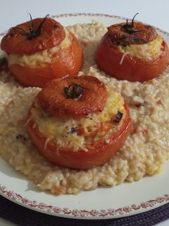 Une photo de Tomates farcies au risotto de fruits de mer