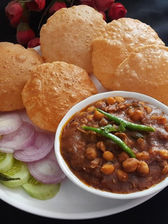 पंजाबी छोले पूरी (punjabi chole poori recipe in Hindi) रेसिपी मुख्य फोटो