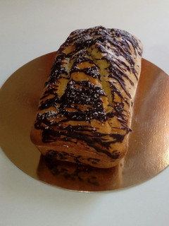 Una foto de Budín de vainilla con relleno y cobertura de chocolate