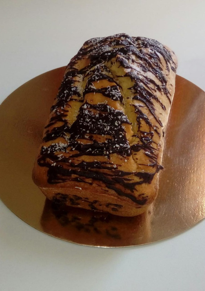 Una foto de Budín de vainilla con relleno y cobertura de chocolate