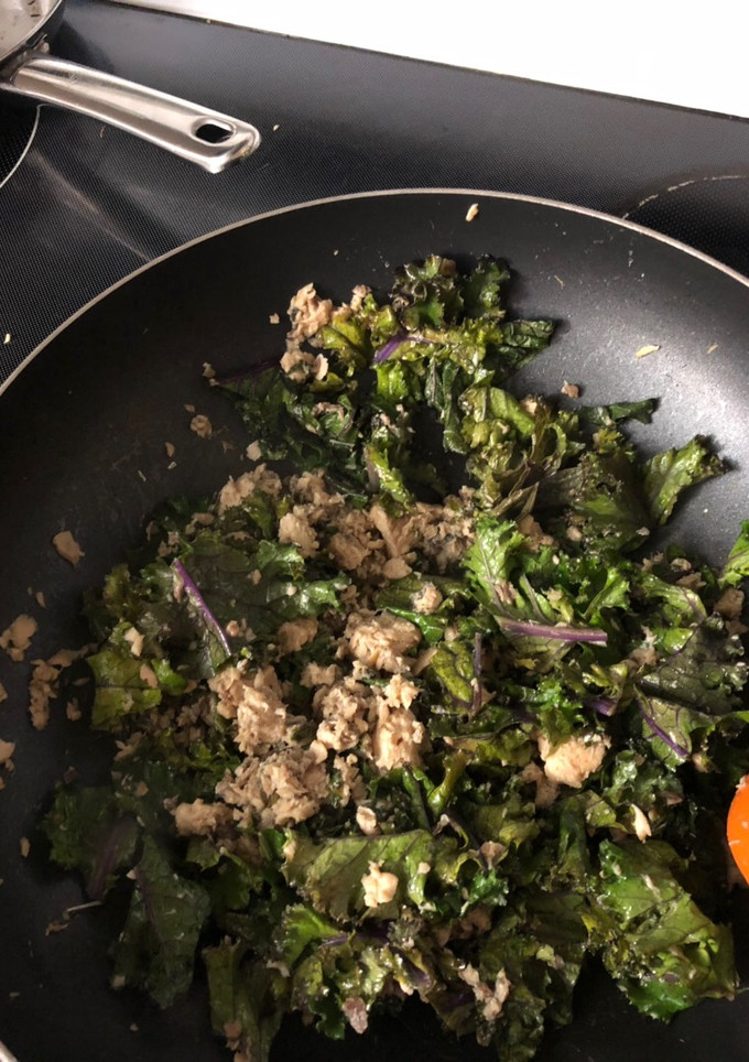 Una foto de Salmón con kale