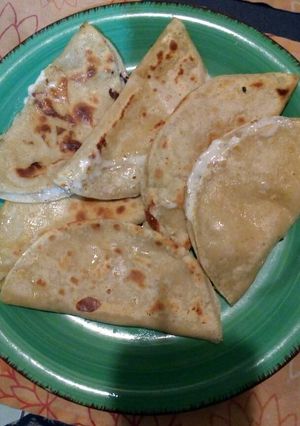 Una foto de Quesadillas o quecas adoberas, como de pueblo