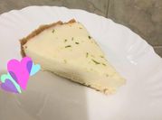 Una foto de mousse de lima sin horno