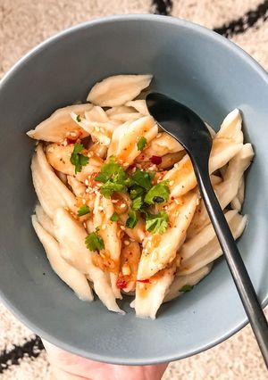 Une photo de Pâtes ciseaux et sauce thaï