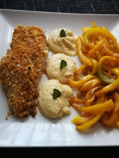 Una foto de Pescado especiado al horno con guarnición