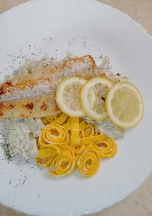 Sült halfilé tejszínes-kapros spárgán, tojásmetélttel recept fotója