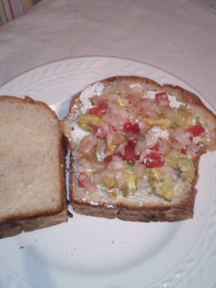 Una foto de Sándwich con vegetales y miel