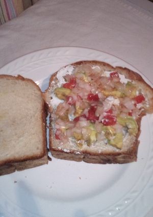 Una foto de Sándwich con vegetales y miel