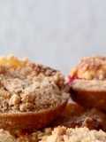 Blätterteig-Puddingtörtchen mit Früchten und Streusel