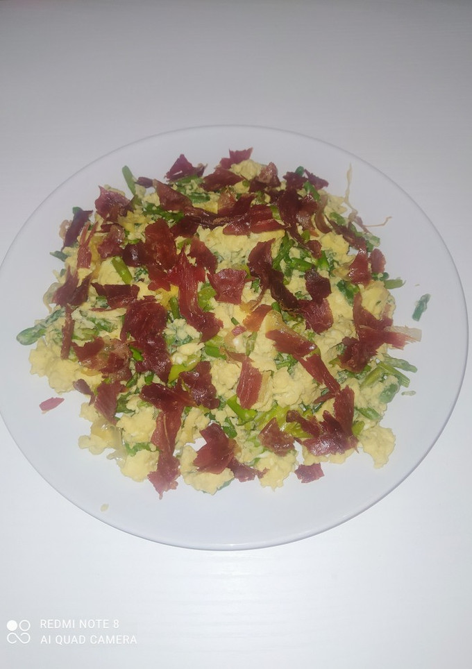 Una foto de Revuelto de espárragos con jamón crujiente