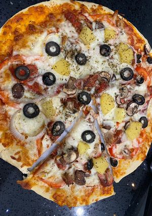 A picture of Chicken With Veggie Cheese pizza.