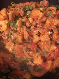Una foto de Chicharrón de cerdo con chorizo a la mexicana