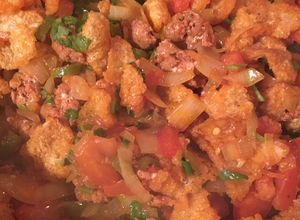 Una foto de Chicharrón de cerdo con chorizo a la mexicana