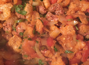 Una foto de Chicharrón de cerdo con chorizo a la mexicana