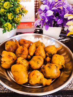 बेसन प्याज़ के पकोड़े (Besan pyaz ke pakode recipe in Hindi) रेसिपी मुख्य फोटो
