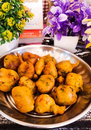 बेसन प्याज़ के पकोड़े (Besan pyaz ke pakode recipe in Hindi) रेसिपी मुख्य फोटो