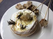 Une photo de camembert four