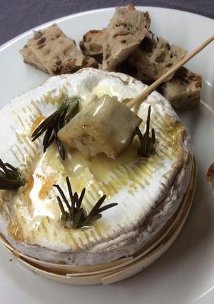 Une photo de Camembert au four