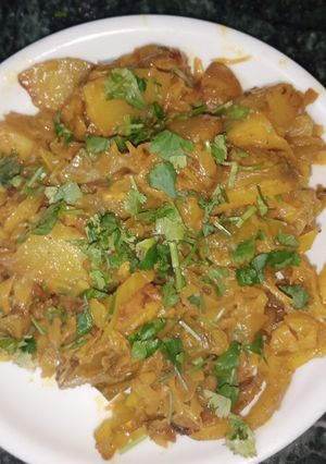 आलू पत्ता गोभी की सब्जी (Aloo patta gobhi ki sabzi recipe in hindi) रेसिपी मुख्य फोटो