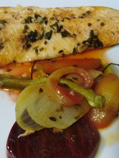 Una foto de Trucha con verduras en papillote