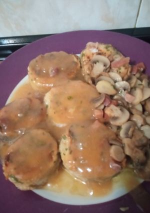 Una foto de Merluza con champiñones y jamón