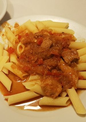 O poză a rețetei Tocană de porc cu paste Penne fără gluten (gluten free).