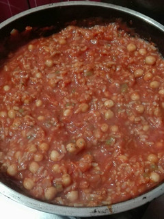 Una foto de Arroz integral con garbanzos y puré de tomate