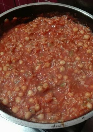 Una foto de Arroz integral con garbanzos y puré de tomate