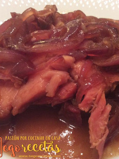 Una foto de Chuletas de sajonia encebolladas, con salsa teriyaki y Pedro Ximénez