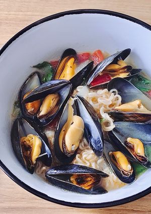 Hình của món Mì Gói Ăn Liền Chua Cay Topping Trai Pháp (Vẹm Đen).