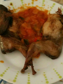 Una foto de Codornices con pisto