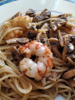 Una foto de Spaghettis con gambas y champiñones