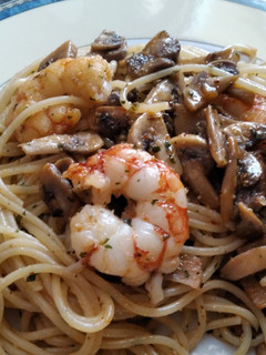 Una foto de Spaghettis con gambas y champiñones