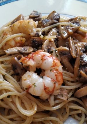 Una foto de Spaghettis con gambas y champiñones
