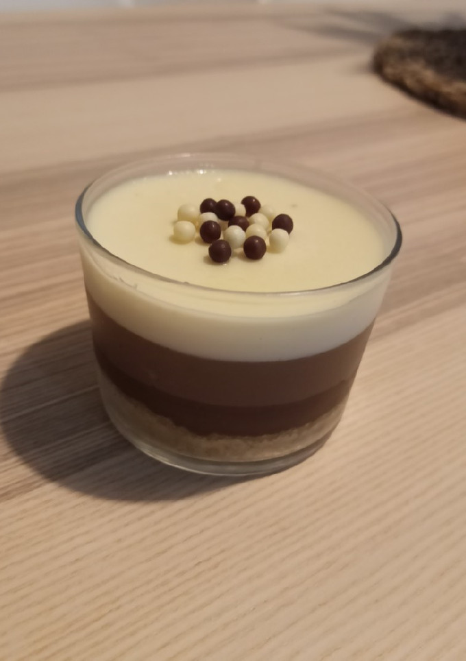 Una foto de Tarta tres chocolates 🥧