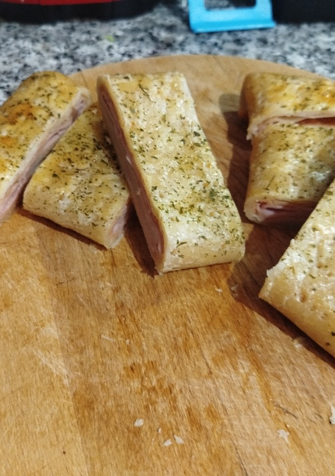 Una foto de Hojaldre normal o sin gluten con paté de atún y chóped a tú gusto