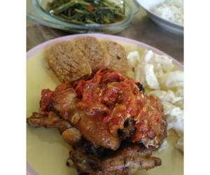 Resep mudah Ayam Penyet Lembut Enak + Sambal Terasi Pedas Enak Sederhana