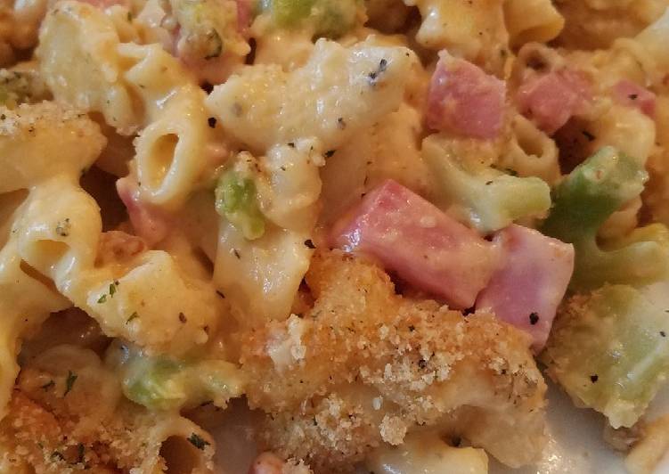 Ham &amp; Broccoli Mac N Cheese Casserole