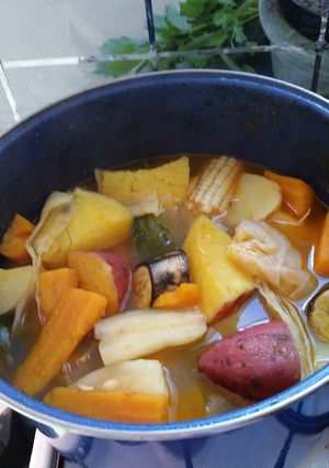 Una foto de Caldo de res con verduras (puchero)