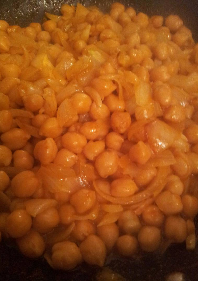 Una foto de Garbanzos salteados con cebolla y pimentón