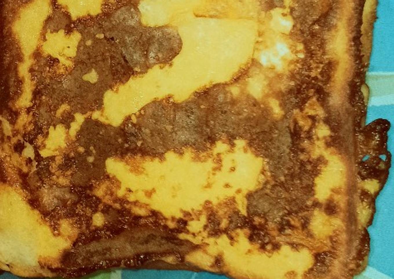Sándwich Montecristo de jamón cocido, pechuga de pavo y queso