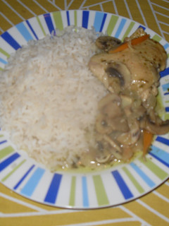 Una foto de Pollo con champiñones en salsa de albahaca